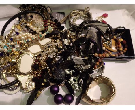 Collection of mixed costume jewellery. P&amp;P Group 1 (£14+VAT for the first lot and £1+VAT for subsequent lots) 