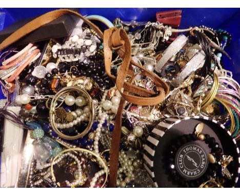 Large quantity of costume jewellery including bangles. P&amp;P Group 2 (£18+VAT for the first lot and £3+VAT for subsequent l