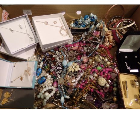 Collection of mixed beads and other costume jewellery including boxed examples. P&amp;P Group 2 (£18+VAT for the first lot an