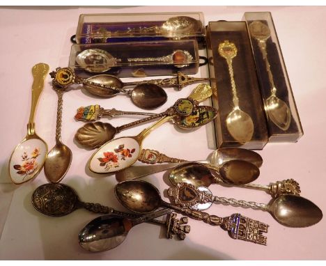Quantity of collectable teaspoons. P&amp;P Group 1 (£14+VAT for the first lot and £1+VAT for subsequent lots) 