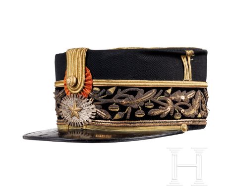 Käppi für Generale der Armee, um 1930  Steifer Korpus aus schwarzem Wolltuch mit aufgelegten goldenen Plattschnüren, Bund aus