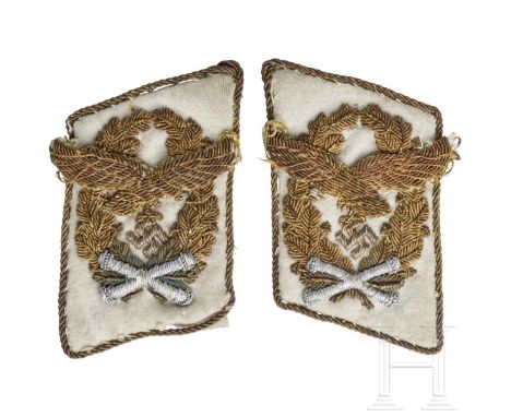 Ein Paar Kragenspiegel für einen Generalfeldmarschall der Luftwaffe Weiße Kragenspiegel mit goldener Kordeleinfassung, der go