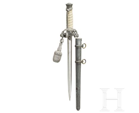 Dolch M 35 für Offiziere des Heeres  Die Klinge ohne Herstellerlogo, weißer Griff, silbernes Portepee, Eisenscheide. Die Vers