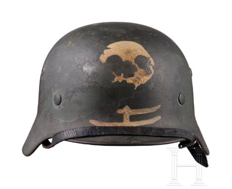 Finnland - Stahlhelm für Heeresangehörige, um 1940  Deutscher Helm M 35 mit eingesetzten Belüftungsnieten, mit feldgrauem Rau