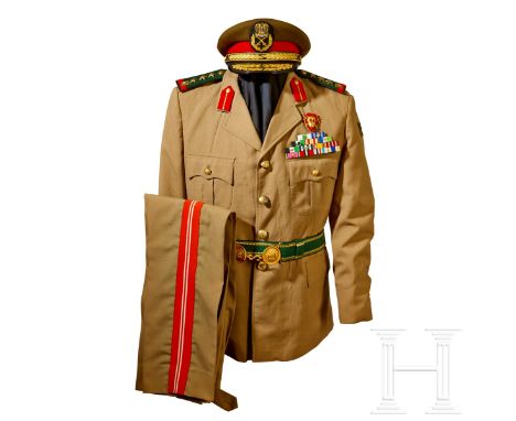 Uniformensemble für einen Brigadegeneral der Syrischen Armee  Four pocket open collar tunic, tan colour lightweight cotton wi