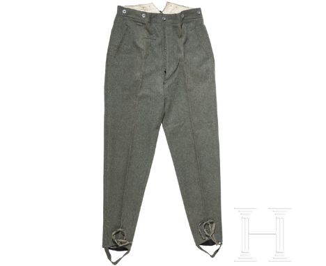 Keilhose für Heeresangehörige   Kammerstück aus feldgrauem Baumwollstoff, seitlich schräge Grifftaschen zum Knöpfen, Uhrentas