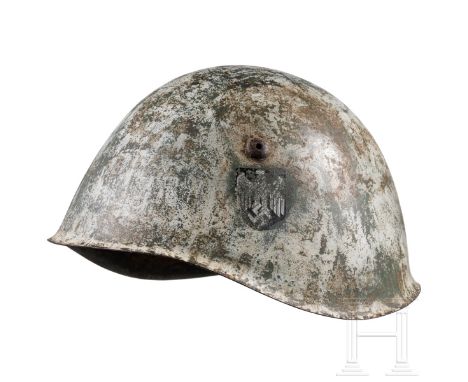 Italienischer Stahlhelm M 33 mit Wintertarnanstrich und deutschem Heeresemblem  Die ursprünglich feldgrau lackierte, einteili