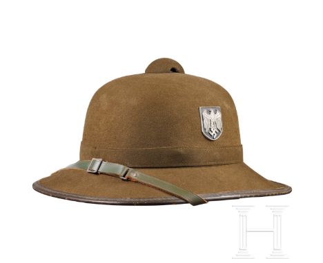 Tropenhelm des Heeres, 2. Modell  Olivbrauner Filzkorpus mit feldgrauer Ledereinfassung und rotem Innenfutter (gerissen). Hel