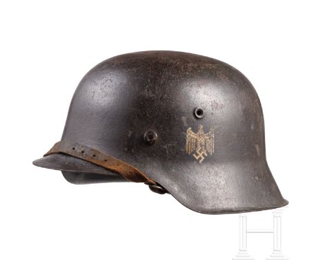 Stahlhelm M 40 des Heeres mit einem Abzeichen  Die Glocke mit mitgeprägten Belüftungsnieten, matter, etwas rauer Lackierung, 