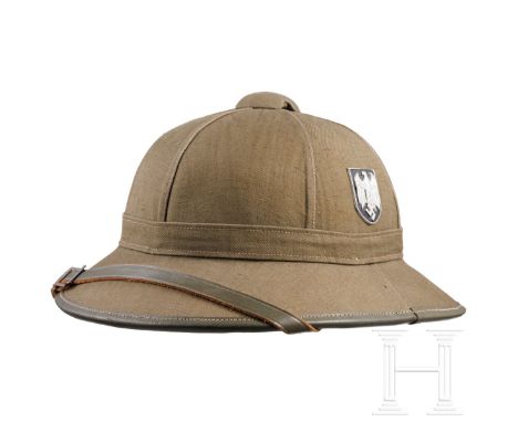 Tropenhelm für Heeresangehörige, 1. Modell  Korkkorpus mit olivgrünem Köperbezug, feldgrauer Ledereinfassung, Schweißband und
