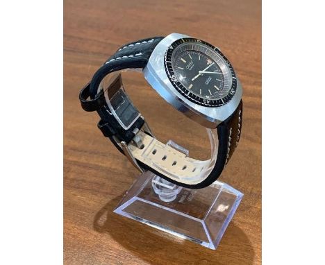 This is a Vintage Camy Diver from the 1960's
The black dial has lost none of its colour depth.The external bezel rotates in b