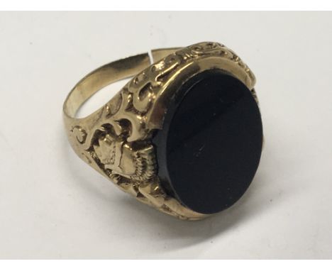 A Gents 9ct gold ring set with an oval polished blood stone (cut) weight 10g