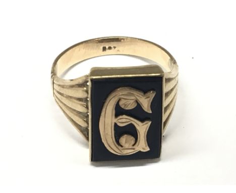 A 9carat gents ring with the letter G. Weight 5.2g