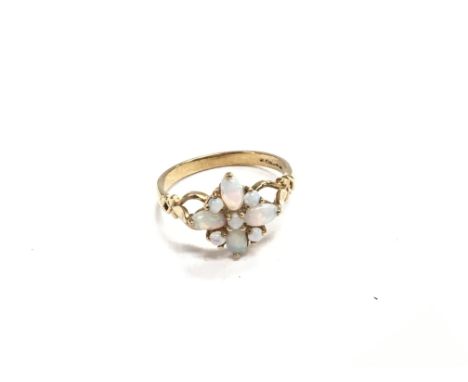 9ct gold Opal ring. Total weight 2.7g and size P 1/2 (approx)