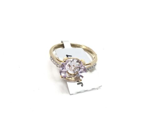 9ct ring with large stone. Size N.