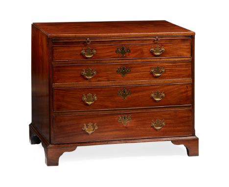 EARLY GEORGE III MAHOGANY BACHELOR'S CHEST OF DRAWERS MID 18TH CENTURY with a brushing slide over four graduated long drawers