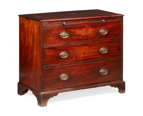 GEORGE III MAHOGANY BACHELOR'S CHEST OF DRAWERS 18TH CENTURY the banded top above a slide and three long graduated drawers, r