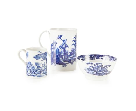 THREE PIECES ENGLISH BLUE AND WHITE PORCELAIN 18TH CENTURY comprising a Worcester 'La Peche and La Promenade Chinoise' patter