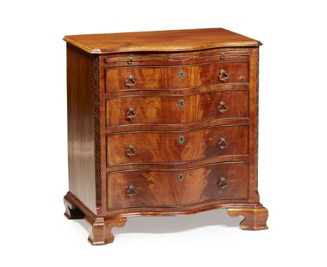 GEORGE III MAHOGANY SERPENTINE BACHELOR'S CHEST OF DRAWERS 18TH CENTURY of small size, with a brushing slide above four gradu