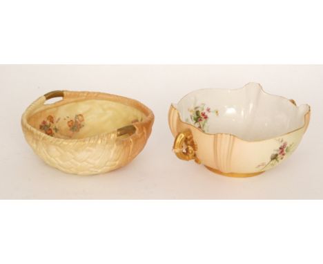 An early 20th Century Royal Worcester blush ivory shape 1435 bowl decorated to the interior and exterior with sprays of ferns