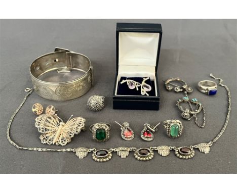 VARIOUS ITEMS OF SILVER JEWELLERY to include a finely engraved belt buckle bangle, hallmarked Birmingham 1959, silver filigre