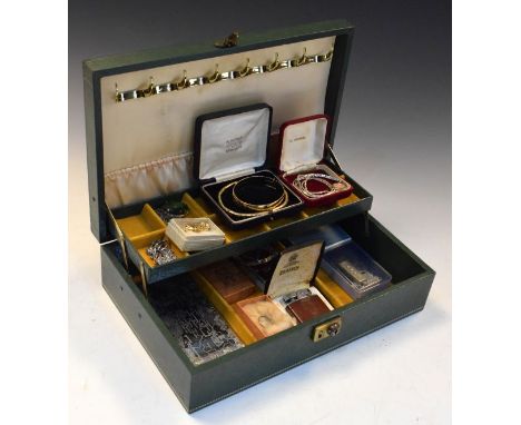 Case containing assorted jewellery to include; pair of yellow metal ear studs, yellow metal pendant set single pearl and a fi