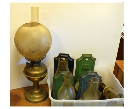 Vintage brass paraffin lamp, together with five further wall-mounting oil lamps (6)  