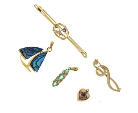 Assorted gold and yellow metal jewellery to include; an amethyst-set bar brooch, emerald-set pendant, musical treble clef bro