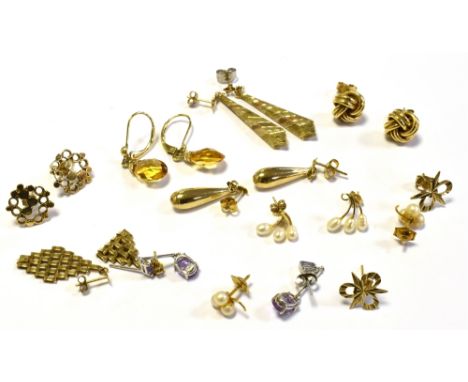 A COLLECTION OF 9CT &amp; GEM SET EARRINGS to include; bi-colour gold obelisk shaped drops, fresh water pearl studs, citrine 