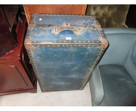 Victor metal mounted blue wardrobe trunk