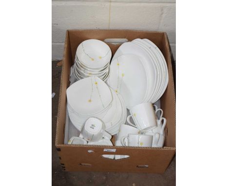 A quantity of Aynsley daisy chain dinner wares