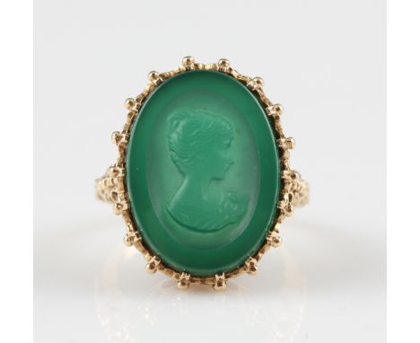A 9ct yellow gold green hardstone cameo ring, the oval cameo featuring a ladies portrait in profile, hallmarked London 1973, 