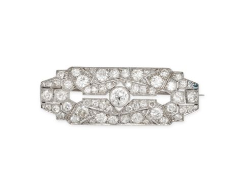 AN ANTIQUE ART DECO DIAMOND BROOCH in platinum, the pierced openwork brooch set throughout with old cut diamonds, the diamond