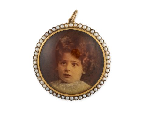 AN ANTIQUE MOURNING PORTRAIT MINIATURE AND PEARL PENDANT set with the photograph of a child in a border of pearls, glass lock