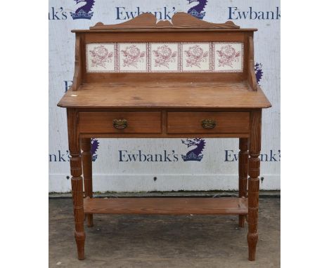 An Edwardian pitch pine dressing table, with tile inset splashback, the turned tapered legs joined by an underiter, H 112cm, 