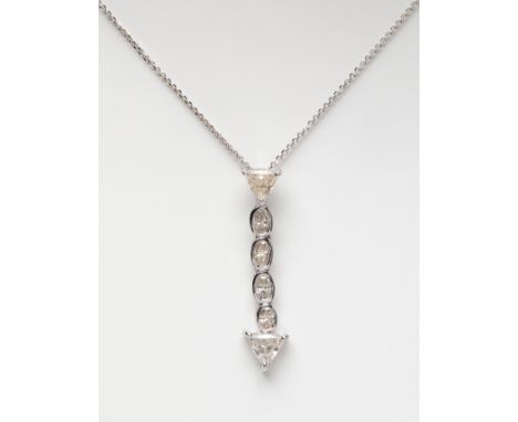 Pendant in 18kt white gold. With line of diamonds, oval and trilliant cut, color F-Light Brown, VS1 to SI1 purity, cut excell