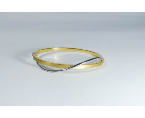 Modern 18ct gold two tone ladies bangle, with concealed snap clasp and safety clip, weight 9.3 grams  In as new condition