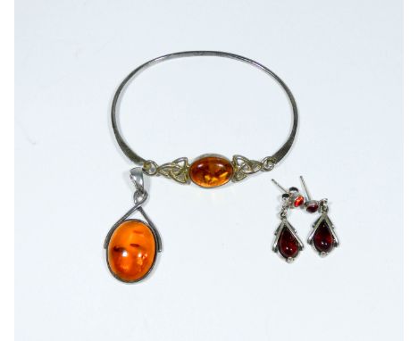 Silver and amber set bangle, oval pendant and pair of drop earrings