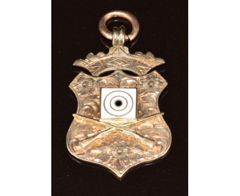 A 9ct gold shooting/ rifle medallion with enamel decoration, engraved 'Chessum Challenge Cup 1907', 8.3g, 3.5cm