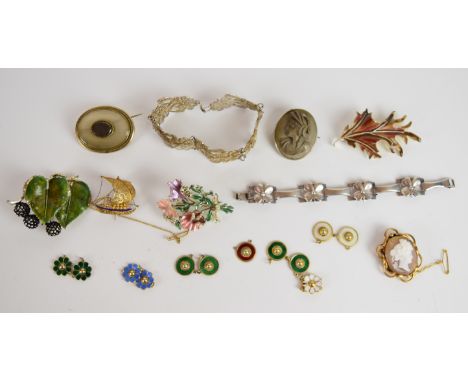 A collection of jewellery including silver bracelet with four leaf clover decoration, two Exquisite brooches, Hollywood brooc