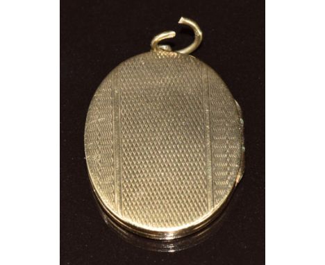 A 9ct gold locket with engine turned decoration, 5.3g&nbsp;