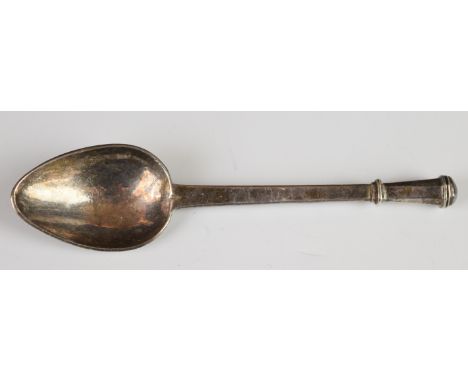 Guild of Handicrafts George VI hallmarked silver teaspoons with hammered decoration, terminating in an octagonal finial, Lond