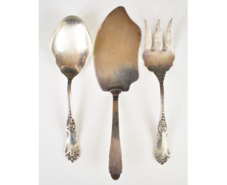 American silver serving spoon and fork marked 0900 and also with American silver marks, together with a similar serving slice