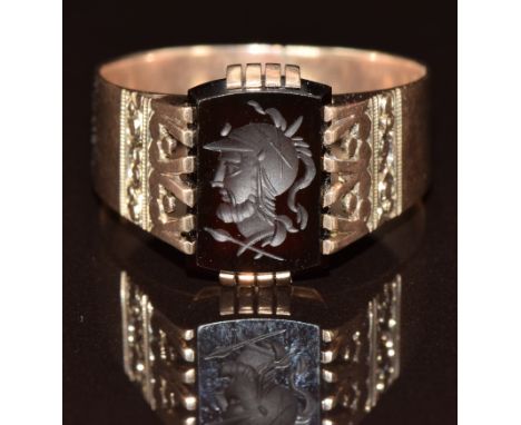 A 333 rose gold ring set with an agate intaglio seal depicting a warrior, 4.9g, size X