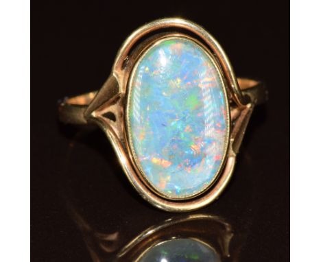 A 9ct gold ring set with an opal doublet, 4.4g, size U