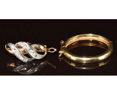 A 14k gold pearl clip set with diamonds (2.9g, 1.5cm) and a 14k gold clip (2.2g, 2.1cm)