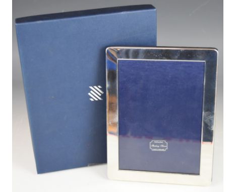 Modern hallmarked silver photograph frame to suit 7 x 5 inch photo, with blue velvet easel back, in box