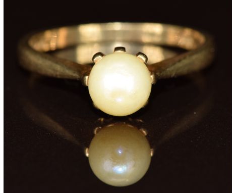 A 9ct gold ring set with a cultured pearl, 2.2g, size M