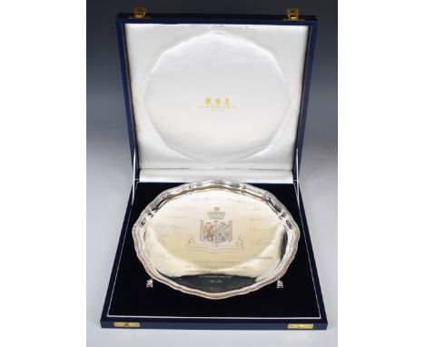 Elizabeth II Garrard &amp; Co. cased hallmarked silver salver raised on ball and claw feet, London 1992, diameter 30cm, weigh