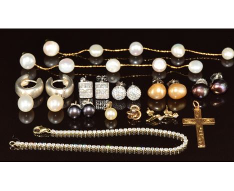 A 14k gold pendant set with a pearl (0.8g), 9ct gold pendant set with a diamond (0.6g), 9ct gold cross pendant (1.1g), 9ct go